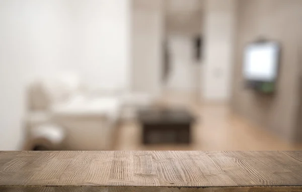 Mesa de madera en el salón — Foto de Stock