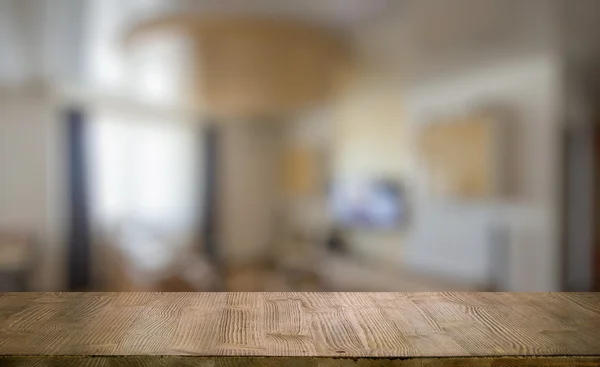Dřevěný stůl v obývacím pokoji — Stock fotografie