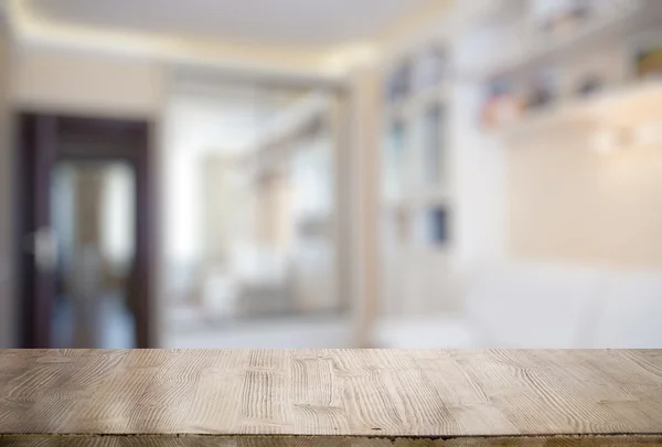 Mesa de madera en el salón — Foto de Stock