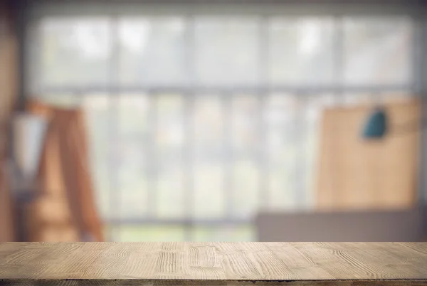 Table en bois dans une ancienne pièce — Photo