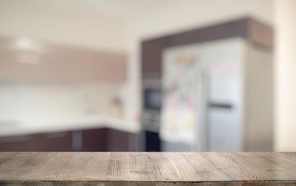 Holztisch in der Küche — Stockfoto