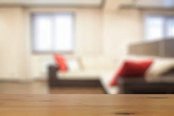 Mesa de madeira na sala de estar — Fotografia de Stock