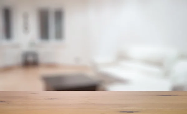 Drewniany stół w salonie — Zdjęcie stockowe