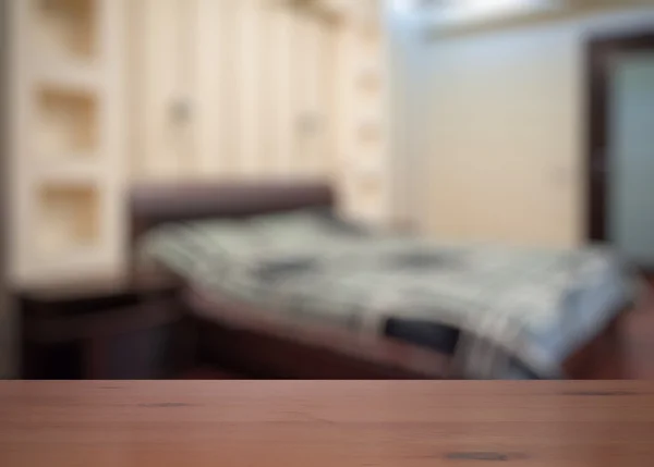 Дерев'яний стіл у спальні — стокове фото