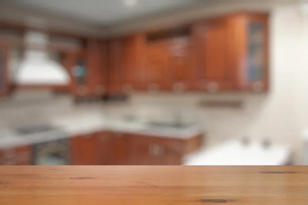 Mesa de madeira na cozinha — Fotografia de Stock