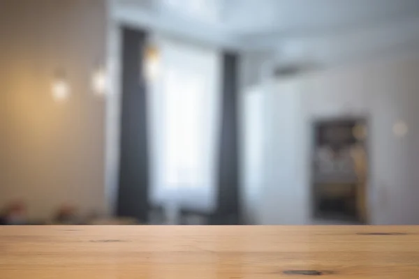 Table en bois dans le salon — Photo