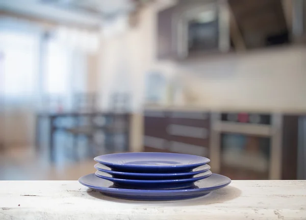 Teller auf weißem Tisch — Stockfoto