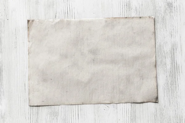 Ahşap zemin üzerine beyaz kağıt — Stok fotoğraf