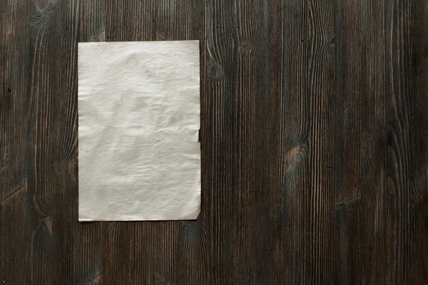 Papel blanco sobre fondo de madera — Foto de Stock