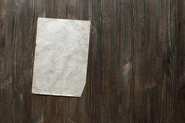Biała księga na drewnianym tle — Zdjęcie stockowe