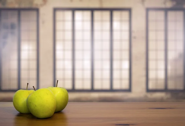Zielone jabłka na drewnianym stole — Zdjęcie stockowe