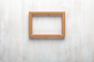 resim çerçevesi beyaz duvarda