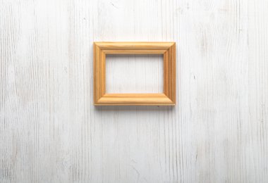 resim çerçevesi beyaz duvarda