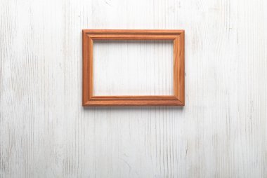 resim çerçevesi beyaz duvarda