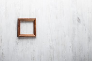 resim çerçevesi beyaz duvarda