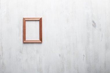 resim çerçevesi beyaz duvarda