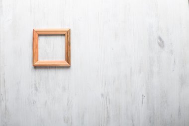 resim çerçevesi beyaz duvarda