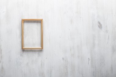 resim çerçevesi beyaz duvarda