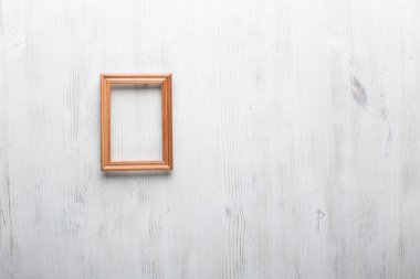 resim çerçevesi beyaz duvarda