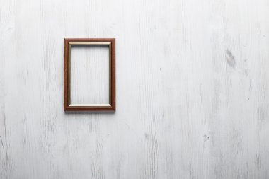 resim çerçevesi beyaz duvarda