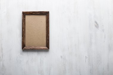 resim çerçevesi beyaz duvarda