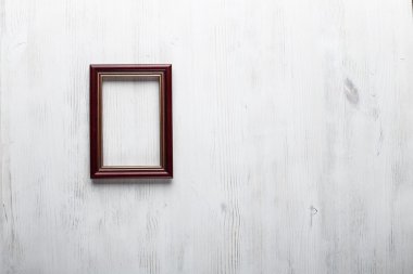 resim çerçevesi beyaz duvarda