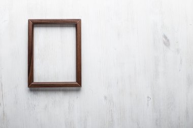 resim çerçevesi beyaz duvarda