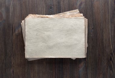 Eski kağıtlar yığını