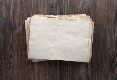 Eski kağıtlar yığını