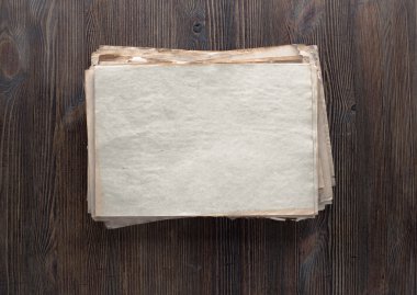 Eski kağıtlar yığını