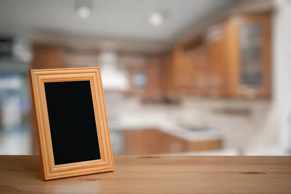 Фоторамка на деревянном столе — стоковое фото