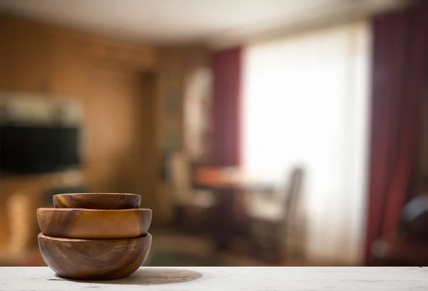 Zásobník prázdných dřevěné misky na stole — Stock fotografie