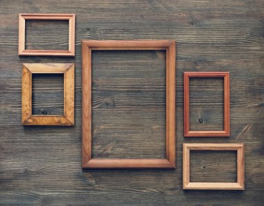 kare ahşap duvar üzerinde