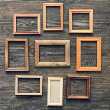 kare ahşap duvar üzerinde