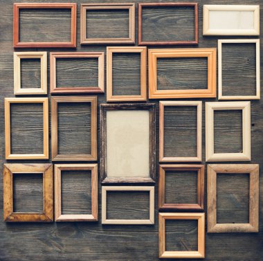 kare ahşap duvar üzerinde