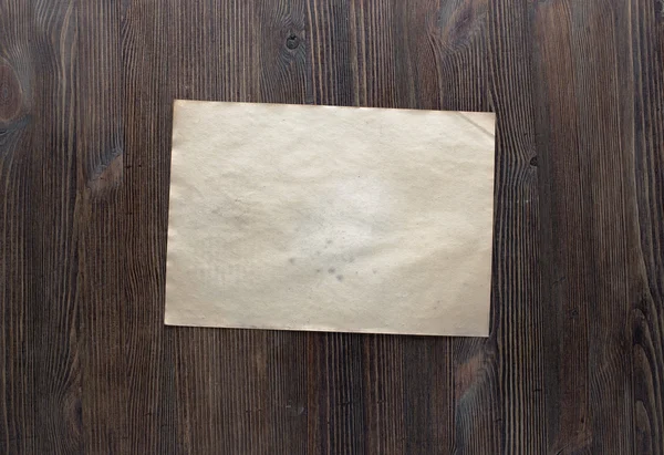 Papier auf altem Holz — Stockfoto