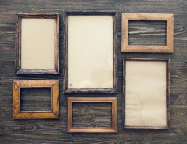 Frames op houten muur — Stockfoto
