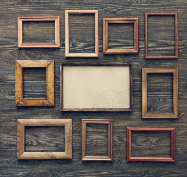 Frames op houten muur — Stockfoto