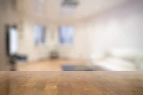 Starodawny stół w salonie — Zdjęcie stockowe