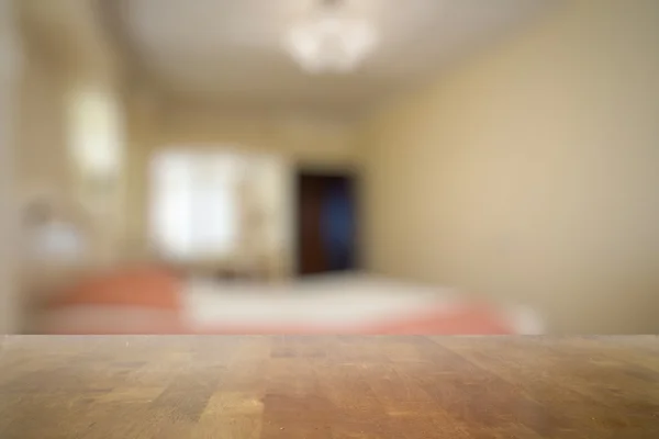 Дерев'яний стіл у спальні — стокове фото