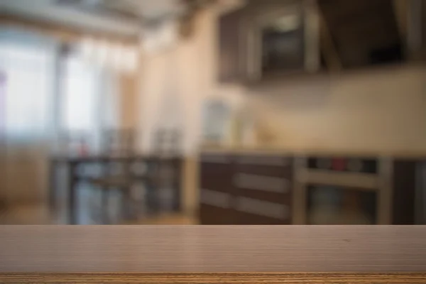 Mesa de madeira na cozinha — Fotografia de Stock