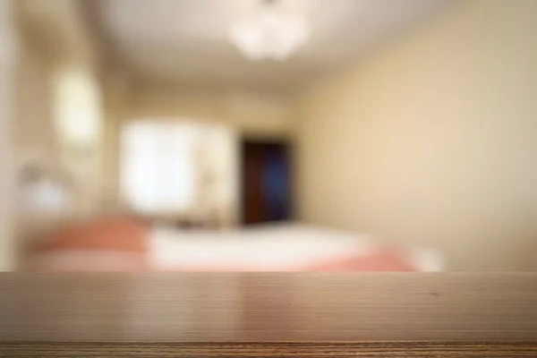 Mesa de madeira no quarto — Fotografia de Stock