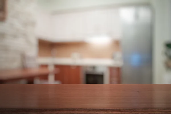 Mesa de madeira na cozinha — Fotografia de Stock