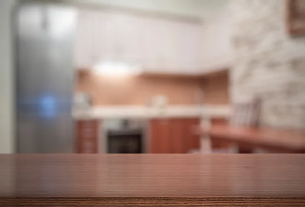Drewniany stół w kuchni — Zdjęcie stockowe