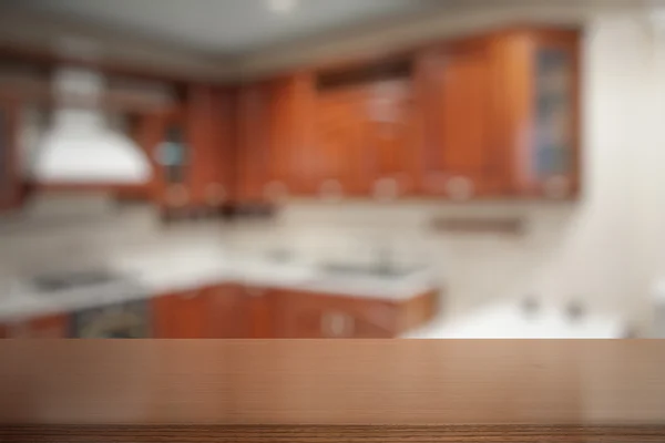 Mesa de madeira na cozinha — Fotografia de Stock