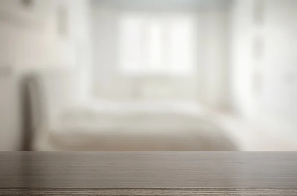 Träbord i sovrum — Stockfoto