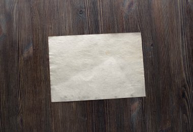 Kağıt ahşap zemin üzerinde