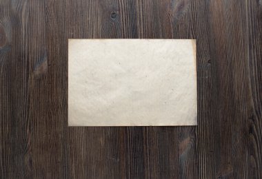 Kağıt ahşap zemin üzerinde