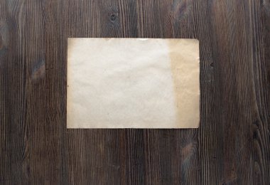 Kağıt ahşap zemin üzerinde