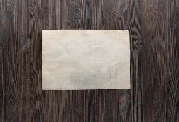Papier auf Holzgrund — Stockfoto